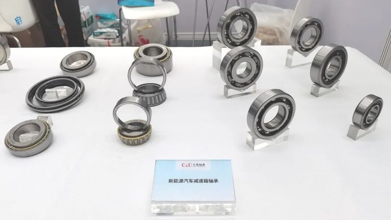 在选择进口工业轴承时，我们需要关注以下核心技术参数：
